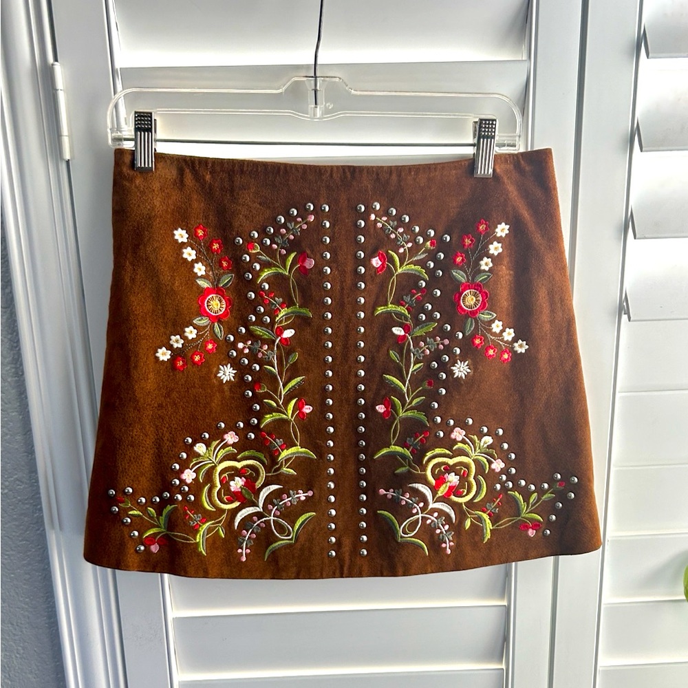 🍂EUC ZARA Embroidered suede mini skirt.